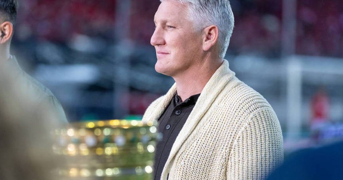 Schweinsteiger zieht den Pokal